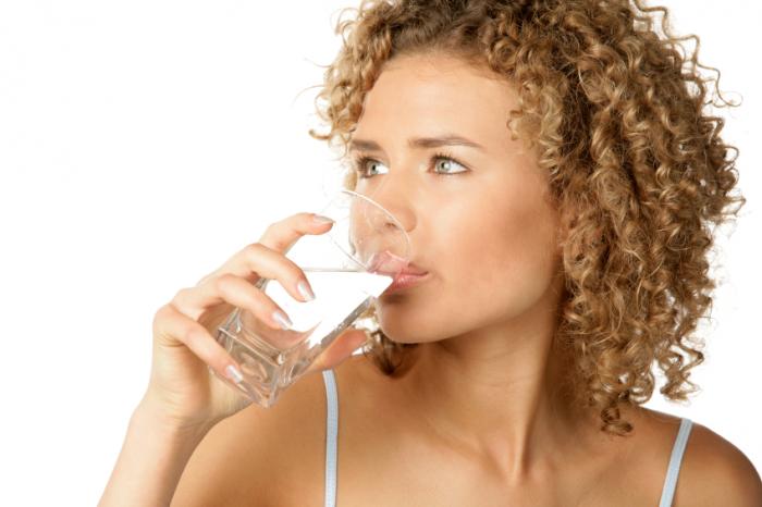 woman-drinking-a-glass-of-water